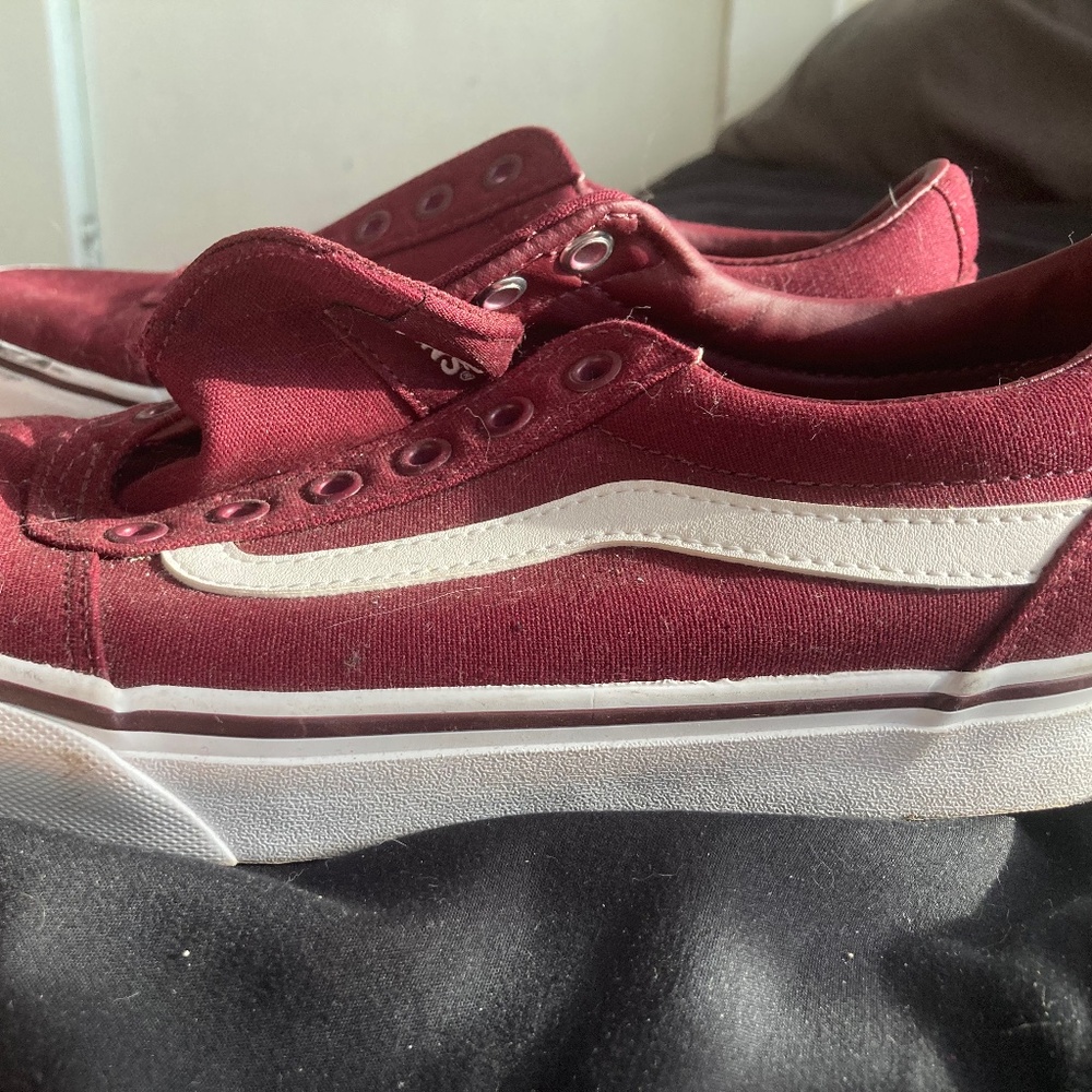 Burgundy white low top VANS BRAND NEW SIZE 8